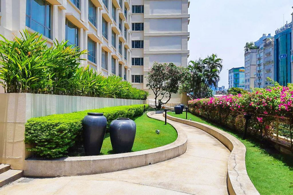 Chăm sóc cảnh quan tại công ty